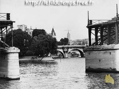 File:Paris-Louvre-112-Pont des Arts-Palais du Louvre-2017-gje.jpg